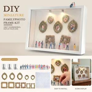 DIY Miniatur Familienfotorahmen Set mit Schaukasten, kleinen Goldrahmen und Miniaturfiguren.