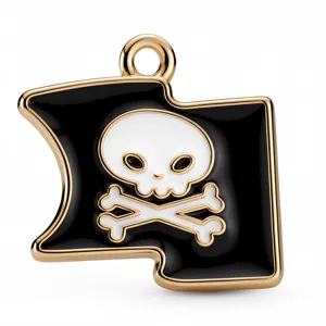 Nahaufnahme des Emaille-Piratenflaggen-Legierungsanhängers mit Totenkopf- und Knochenmotiv.