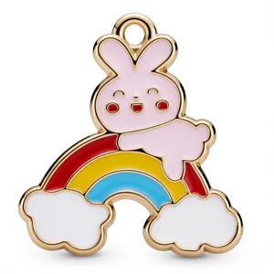 Vergoldeter Emaille rosa Kaninchen und Regenbogen Wolke Anhänger für DIY Halskette Schmuck.