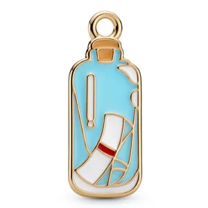 Detailaufnahme des vergoldeten Emaille Flaschen Anhängers aus Legierung für kreativen DIY Schmuck.