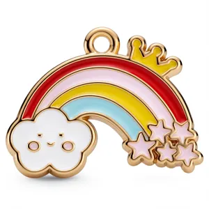 Nahaufnahme des Emaille Regenbogen Wolken Stern Anhängers aus Legierung für DIY Schmuckherstellung.