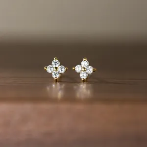 Detailansicht von Sterlingsilber vierblättrigen Klee Zirkon Ohrringen, eleganter Schmuck.