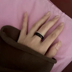 S925 Silber stapelbarer Ring, elegantes schwarzes und perlen Design, stilvoller Damen Ring.