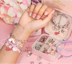 Gedetailleerd overzicht van kinderen DIY armband geschenkdoos set met schattige roze bedels.