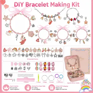 Kinderen roze DIY bedelarmband maken set met kleurrijke kraaltjes hangers en mooie geschenkdoos