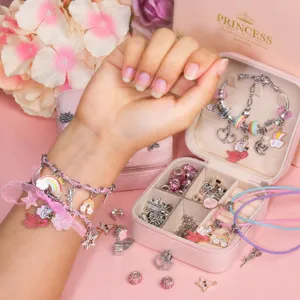 Kinderen DIY roze bedelarmband sieraden maken set met opbergdoos cadeau voor meisjes.