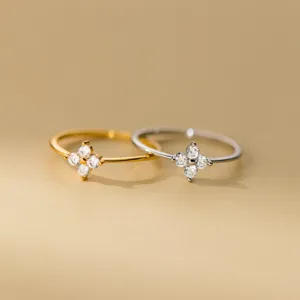 Élégants bagues trèfle à quatre feuilles en or et argent, bijoux délicats pour femmes.