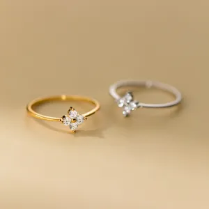 Superbe ensemble de bagues trèfle en or et argent, bijou minimaliste et élégant.