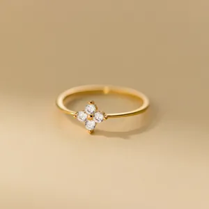 Bague trèfle à quatre feuilles en argent sterling S925 avec des zircons brillants.