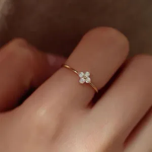 Bague trèfle à quatre feuilles en argent, bijou féminin élégant et minimaliste.