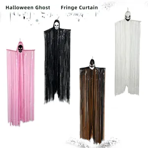 Dettaglio tenda con frange fantasma di Halloween in vari colori con decorazione teschio.