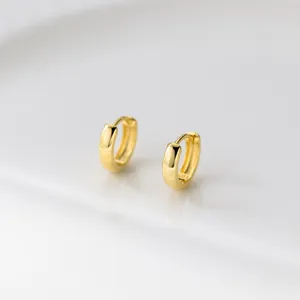 Kleine silberne runde Creolen minimalistisch glänzender Schmuck für Damen Alltag Eleganz.