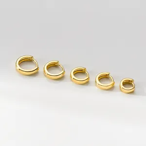 Detailansicht von fünf polierten goldenen Sterlingsilber-Creolen in verschiedenen Größen.