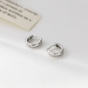 Nahaufnahme minimalistischer glatter Silber-Creolen mit poliertem Finish und klarem Design.