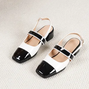 Eleganti scarpe Mary Jane in pelle verniciata nera e bianca con comodo tacco largo.