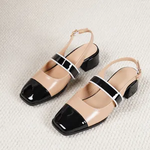Vista dettagliata delle eleganti scarpe Mary Jane slingback bicolore con tacco largo.