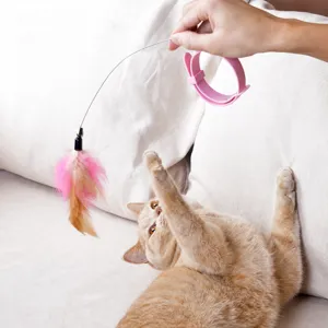 Juguete interactivo de collar para gatos con plumas y campana para felinos activos.