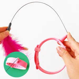 Juguete interactivo para gatos con collar, alambre de acero flexible y pluma divertida.