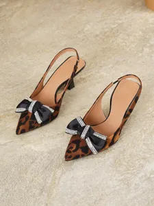 Escarpins slingback imprimé léopard avec nœud en strass brillant, bout pointu élégant.