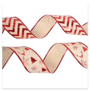 Detail du ruban de Noel avec motif zig-zag rouge et decorations de fetes sur tissu de jute.
