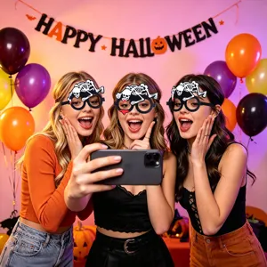 Detailansicht der Halloween Skelett Filzbrille, ideal für Partykostüm und gruselige Anlässe.
