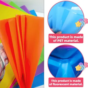 Dettaglio ravvicinato del materiale per tovaglie fluorescenti in PET colorato.