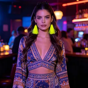 Neon gele kwast oren ringen voor feest, levendige lange franje hangende oorbellen detail.