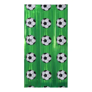 Detailopname van het groene metallic franjegordijn met opgedrukte klassieke voetbalpatronen.