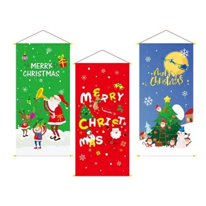 Detailansicht von drei bunten Weihnachtshängebannern mit festlichen Cartoon-Motiven.