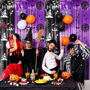 Tenda tinsel viola nera Halloween sfondo per festa spaventosa con ragnatela e frange decorative.
