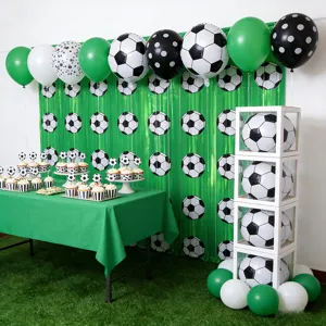 Voetbal thema feestdecoratie set met groene fringe gordijn en voetbal ballonnen.