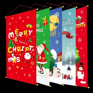 Detailansicht der Weihnachtsbannern mit festlichen Motiven wie Weihnachtsmann und Schneemann.