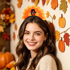 Detailaufnahme des Thanksgiving Truthahn Haarreifs mit orangefarbenen Federn für Party-Kostüme.