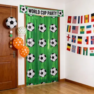Voetbal feest decoratie detail met mooie groene lamettagordijn, banner en leuke ballonnen.