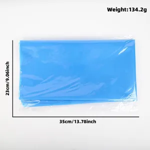 Dettaglio confezione piegata di tovaglia in plastica usa e getta blu con dimensioni e peso.