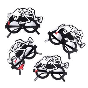 Détail en gros plan de lunettes en feutre squelette d'Halloween, accessoire de fête.
