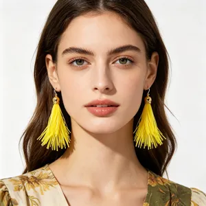 Felgeble gele lange fringe kwast oorbellen met gouden bal top voor dames feest accessoires.