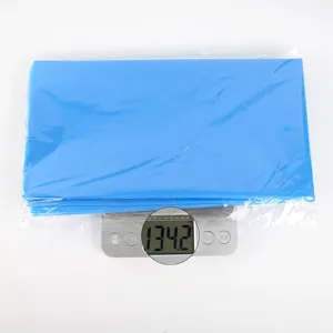 Tovaglia in plastica usa e getta blu in confezione trasparente con dettaglio peso su bilancia.