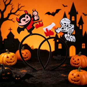 Detailopname van Halloween skelet en duivel haarband, ideaal voor griezelige feestrekwisieten.