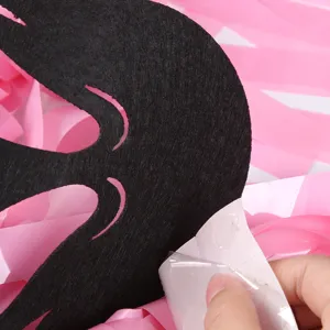Halloween feltro nero fantasma decorazione sospesa dettaglio che mostra il processo di adesivo.