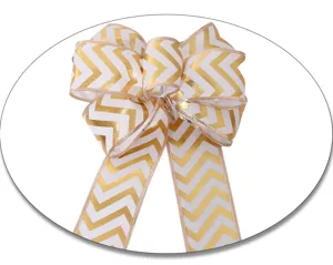 Dettaglio in primo piano del fiocco in nastro con motivo chevron oro e bianco, decoro festivo.