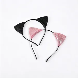Détail de serre-tête oreilles de chat pailletées, noir et rose pour fête cosplay.