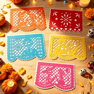 Kleurrijke Dag van de Doden papierenen slingers, Mexicaanse feestdecoratie met schedelmotief.