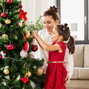Vista detallada de un lindo lazo de pelo navideño usado durante la decoración del árbol.