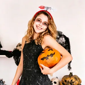 Detail de serre-tete seringue Halloween, parfait pour accessoire de fete costumee.