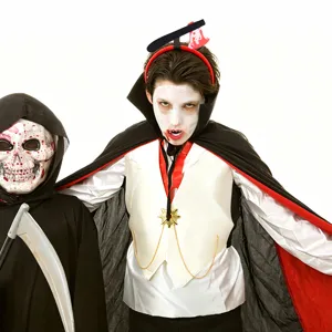 Detail du costume d'Halloween montrant le serre-tete hache sanglante et le masque de squelette.