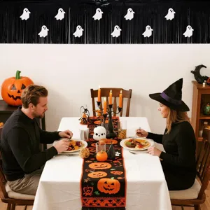 Détail de scène de fête d'Halloween avec fond de rideau et chemin de table festifs.