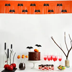 Détail de rideau de franges de fête d'Halloween avec bannière orange et décoration festive.