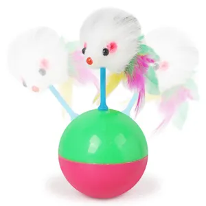Juguete balancin interactivo para gatos con raton de peluche y plumas de colores antiaburrimiento.
