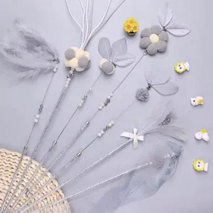 Varita interactiva para gatos hecha a mano con plumas suaves pompones y cascabeles